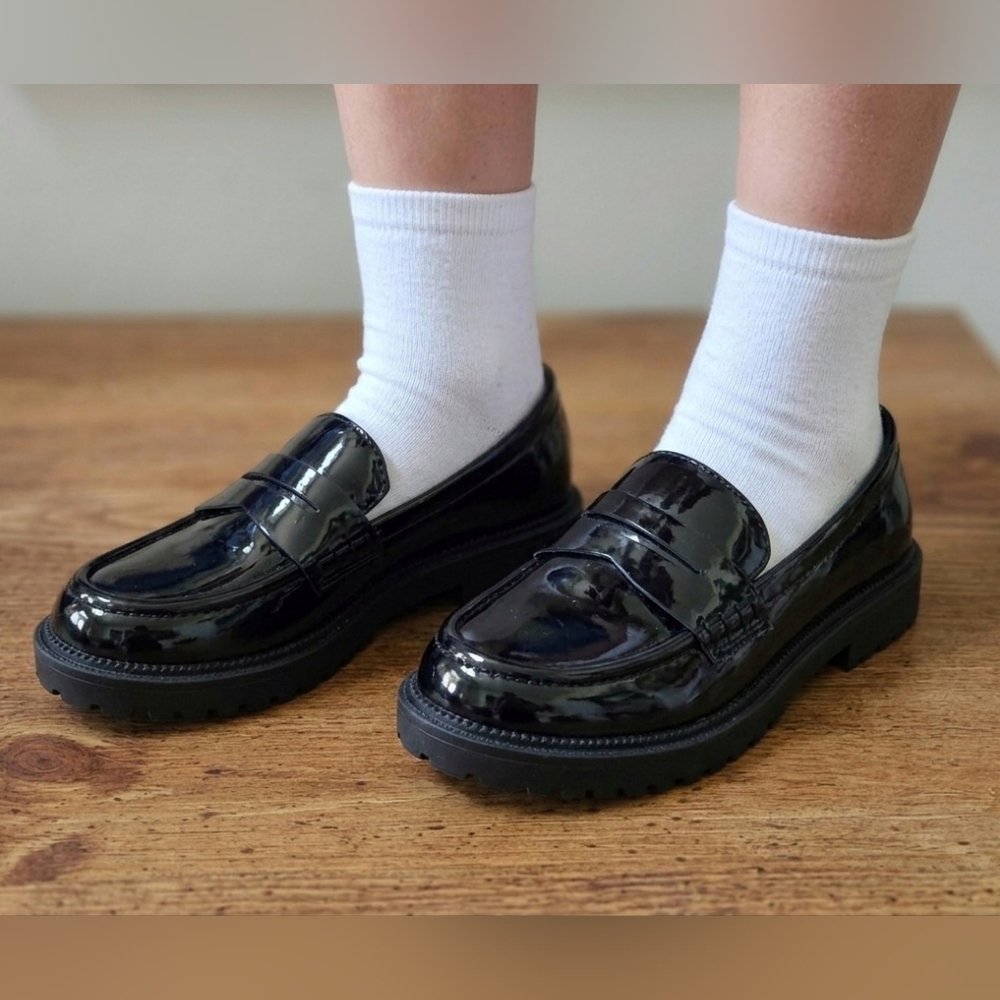 Old Navy Black Patent Leather Loafer  4 Girls